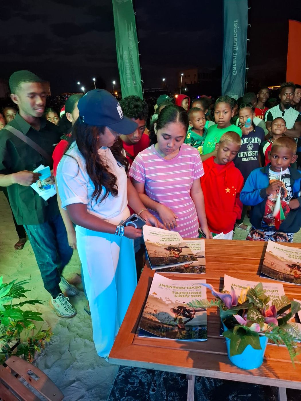 Visiteurs du stand de la FAPBM, lors de célébration JIB-JME-JMDS à Morondava, 2026